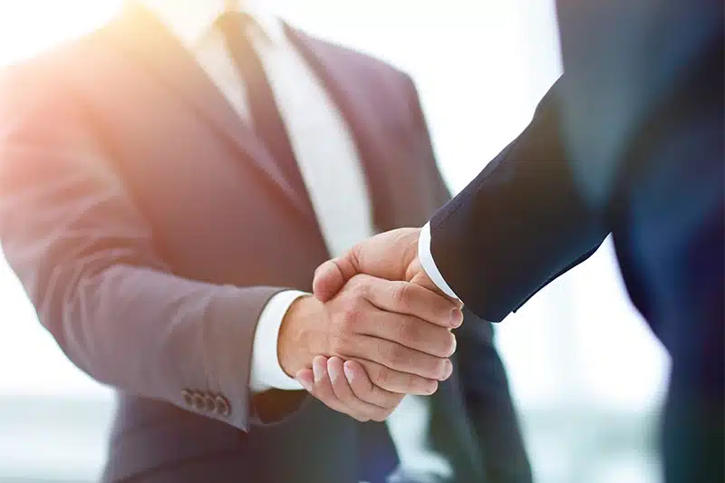 Amministratore e condomino si stringono la mano a Bologna