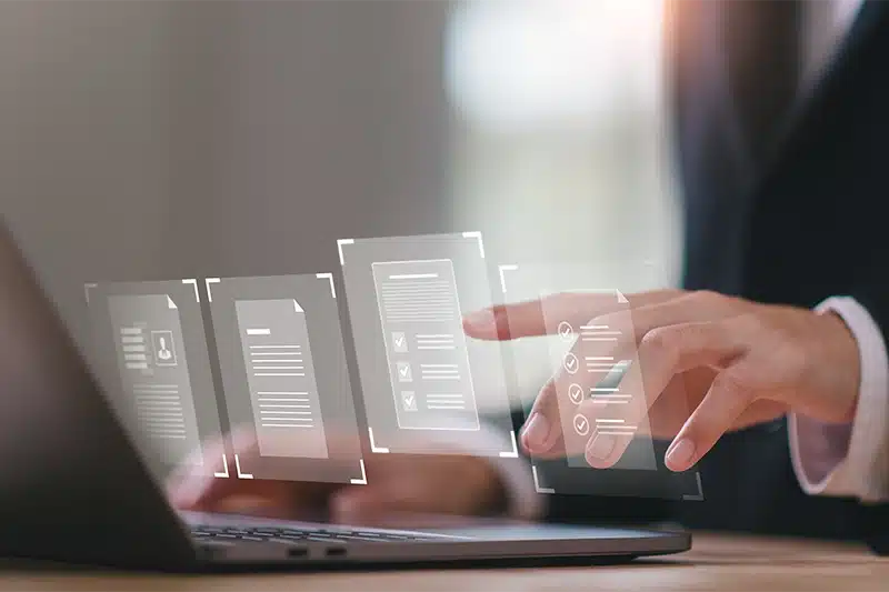 Condomino al computer con simboli dei documenti