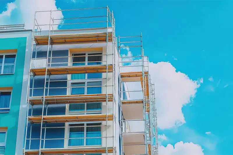 Lavori di manutenzione in un condominio a Modena