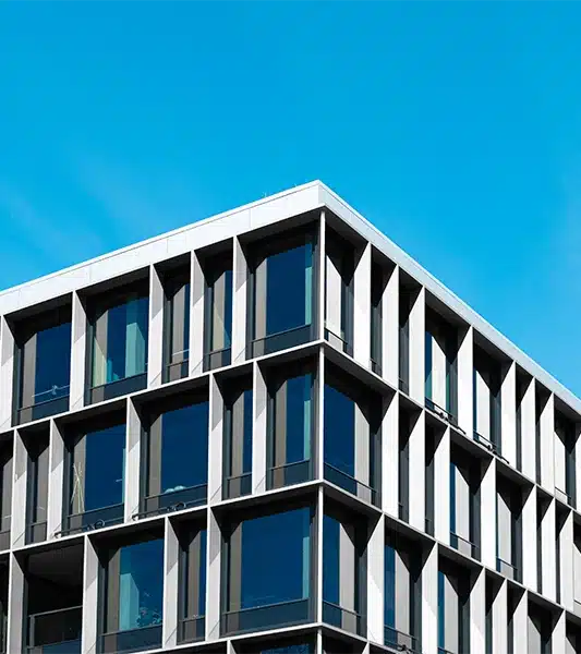 Ufficio con vetrate moderno e cielo blu a Bologna