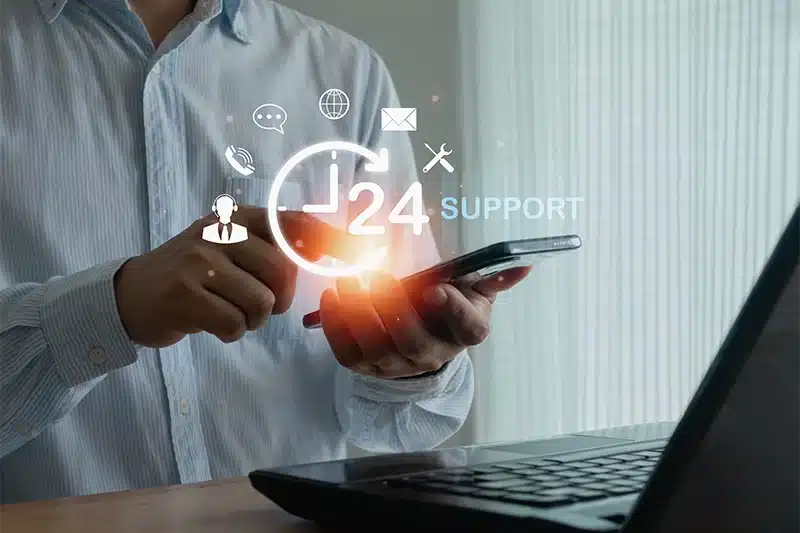 Uomo usa il supporto telefonico con Uniflash
